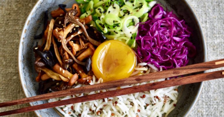 Varm svampsallad med sojagravad äggula