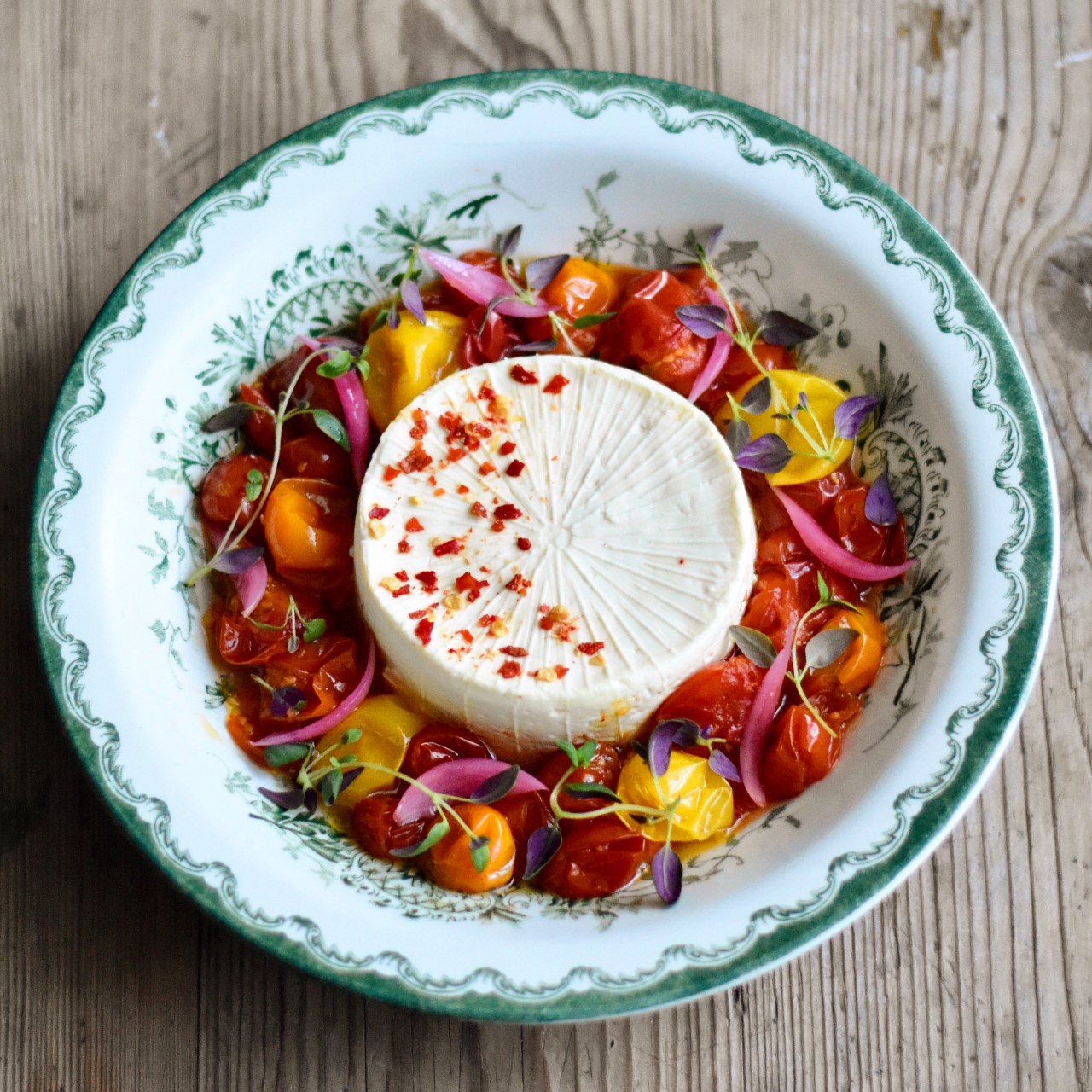 Ugnsbakad vitost med inkokta tomater