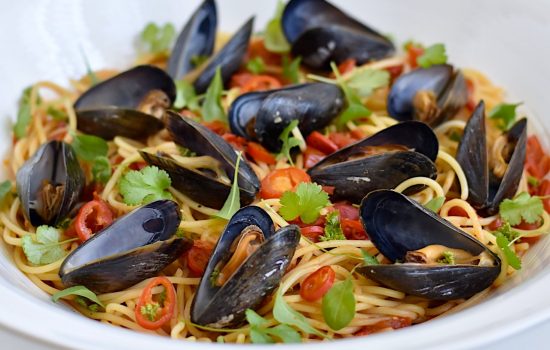 Vinkokta blåmusslor med tomat och chili