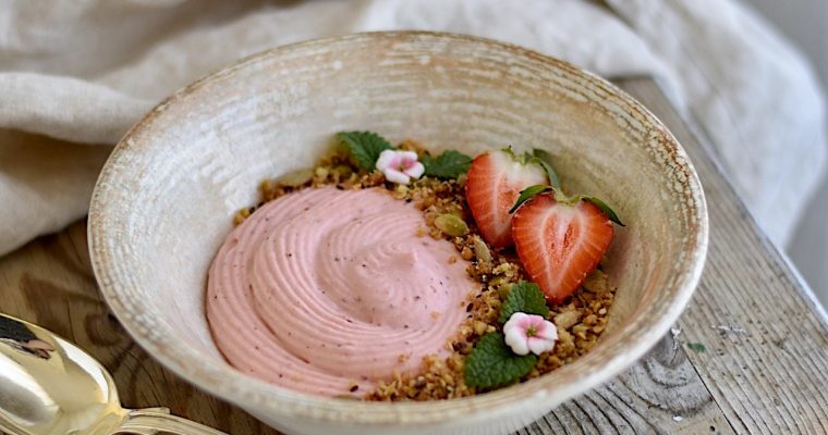 Vispad jordgubbspannacotta och frösmul