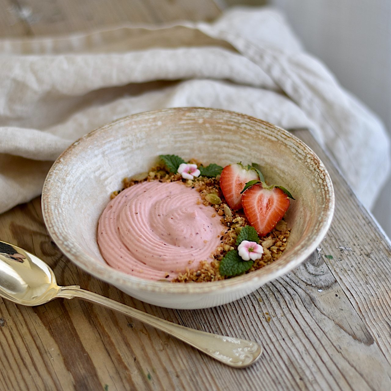 Vispad jordgubbspannacotta och frösmul