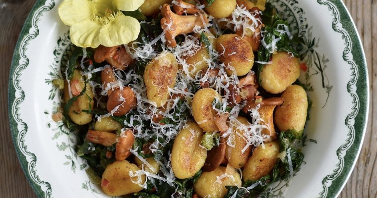 Gnocchi med brynt smör, mangold och kantareller