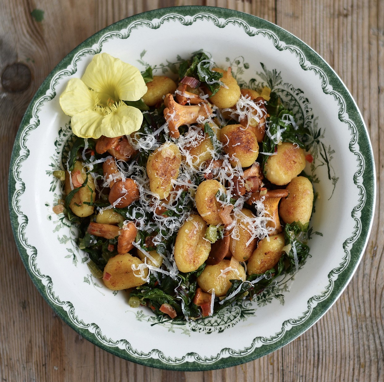 Gnocchi med brynt smör, mangold och kantareller