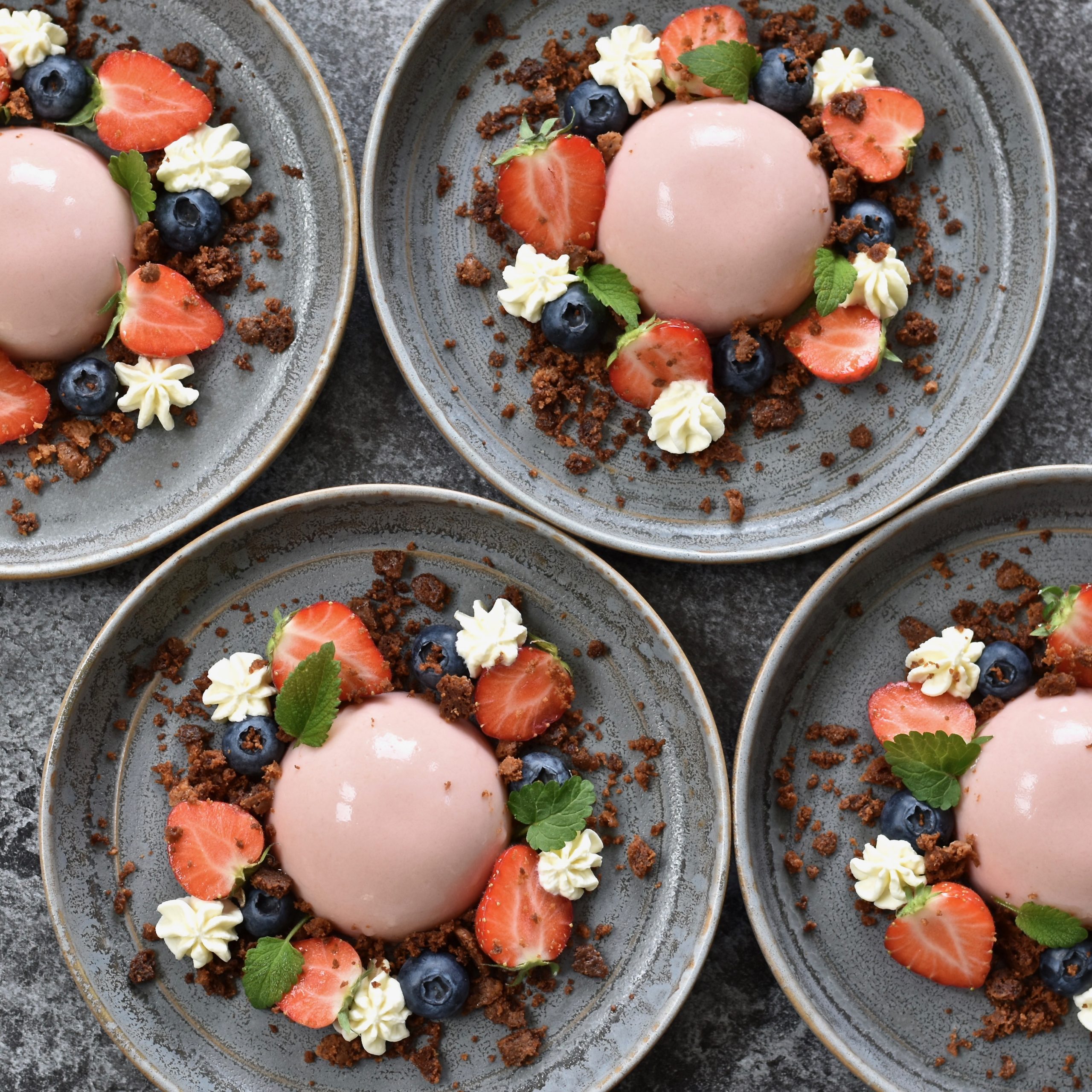 Rabarberpannacotta med rostad vit choklad